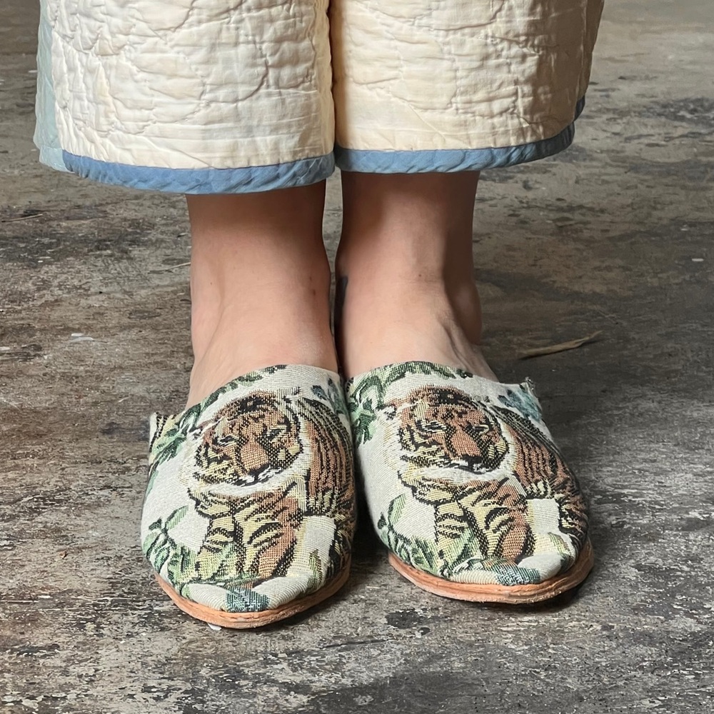 NANUSHKA
ASIA BABOUCHE SLIPPERS - TIGER JUNGLE PATTERN